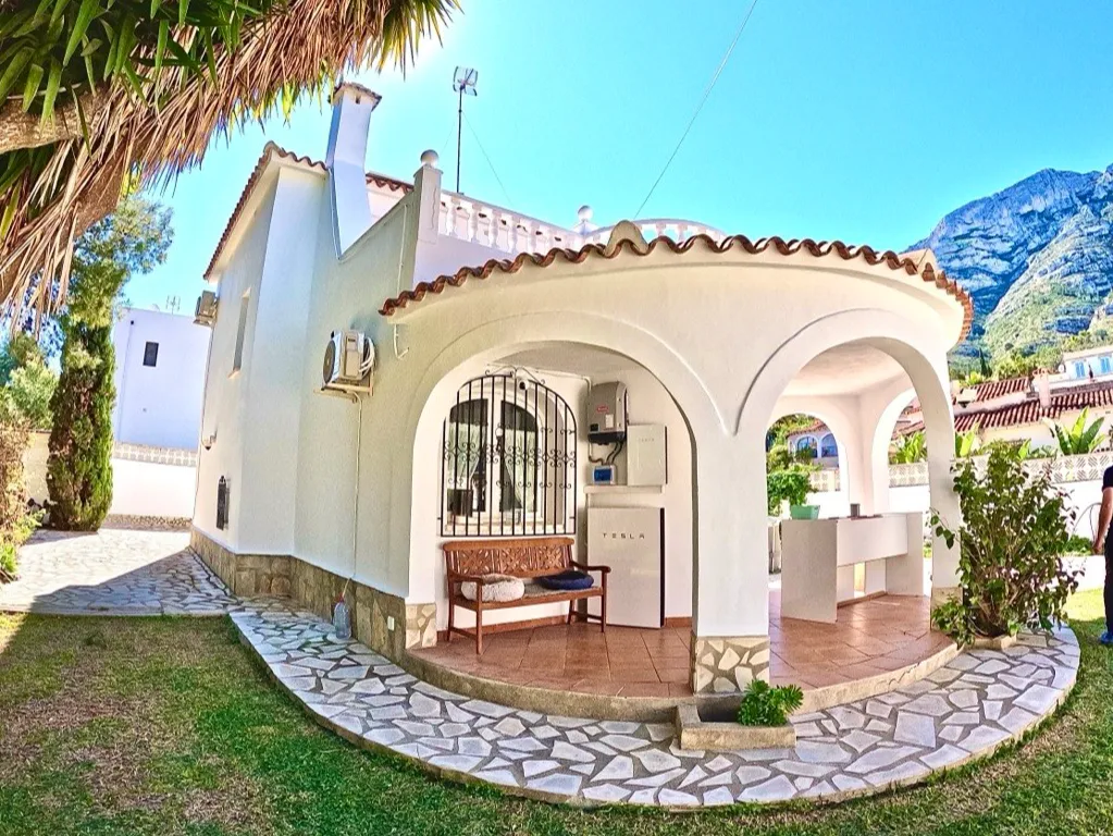Pintura de fachada de casa en Benidorm — Costa Blanca